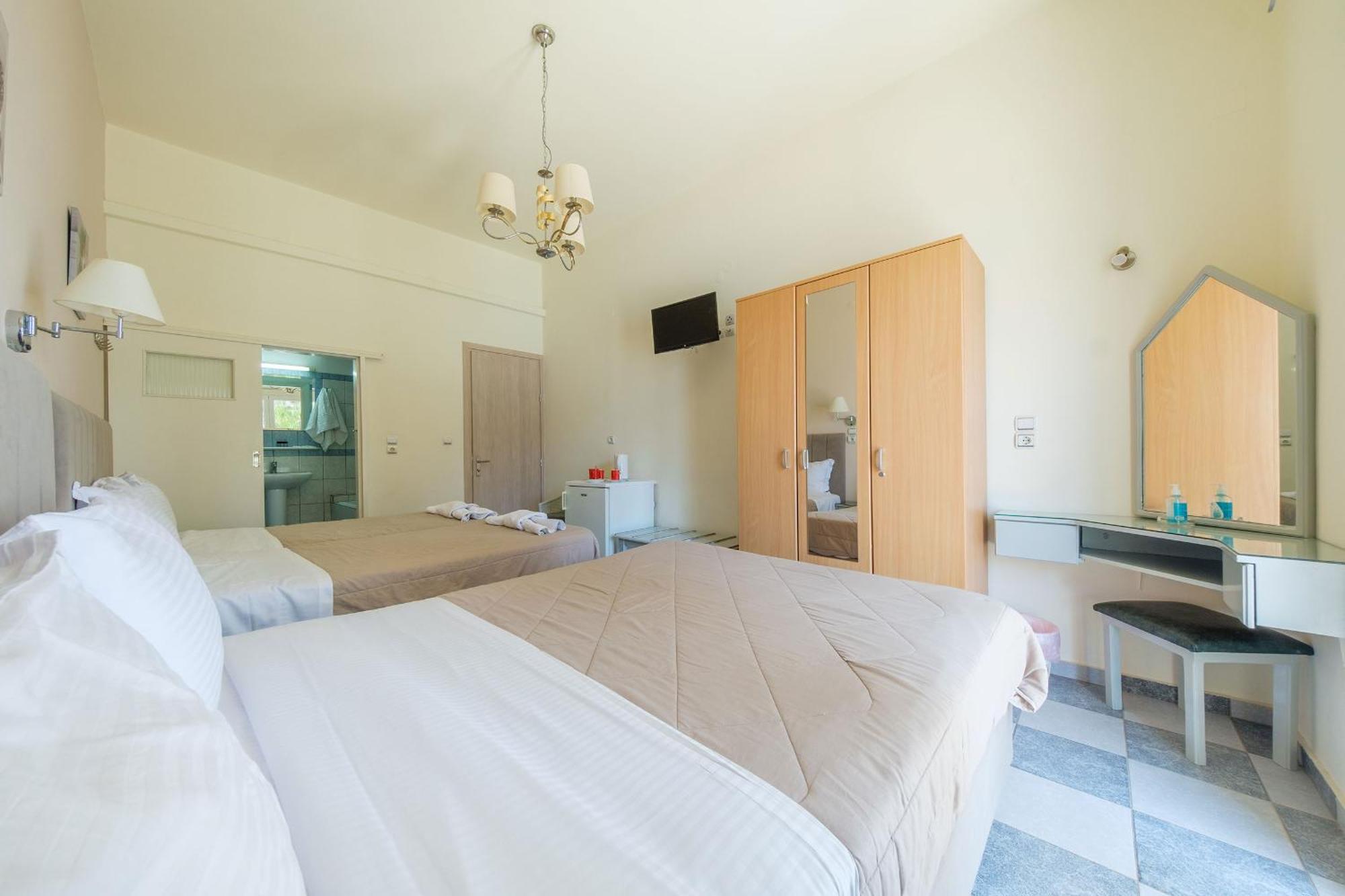 Golden Moon Hotel Tolo Ngoại thất bức ảnh